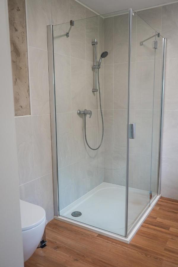 Vila Vekose - Apartman S Terasou A Zahradou Hradec Králové 外观 照片
